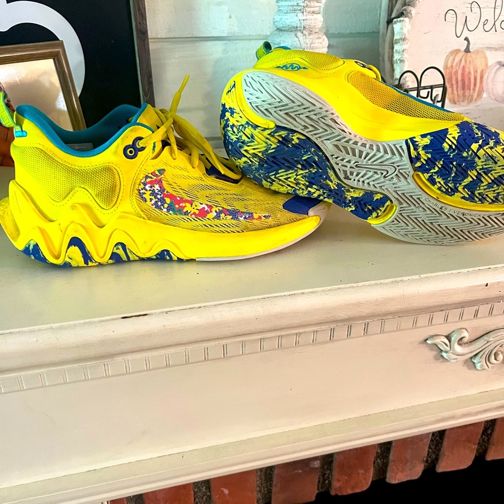 black basketball shoes boys